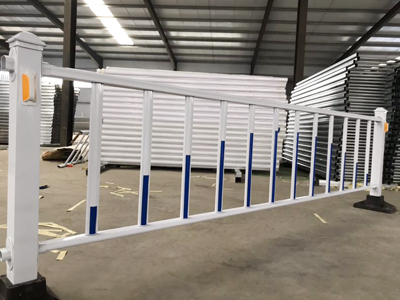 市政交通護欄價格市政隔離欄桿規(guī)格 市政護欄廠家