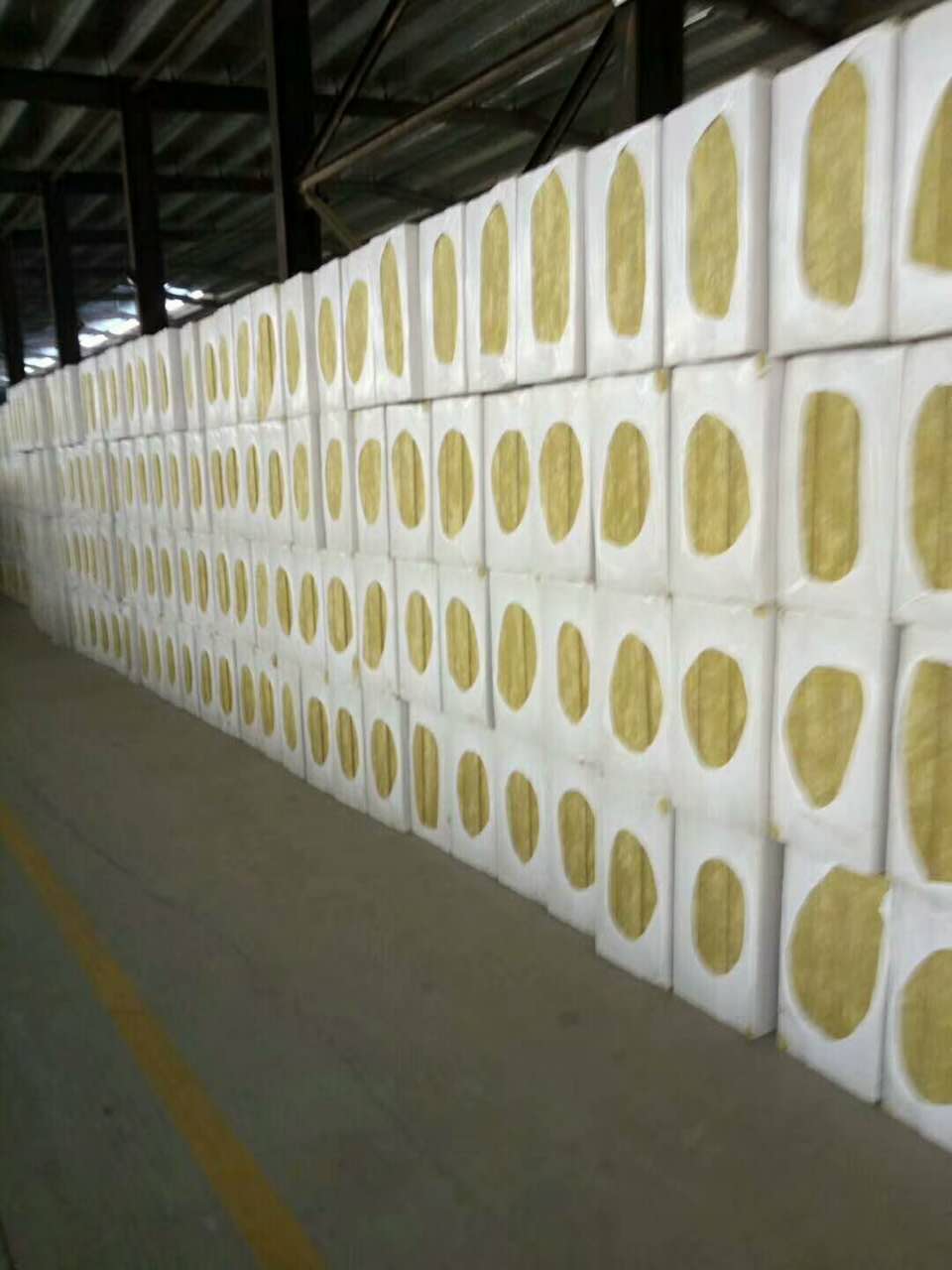 高端巖棉板巖棉板是以玄武巖為主要原材料，經(jīng)高溫熔融加工而成的無機(jī)纖維板。巖棉板又稱巖棉保溫裝飾板。