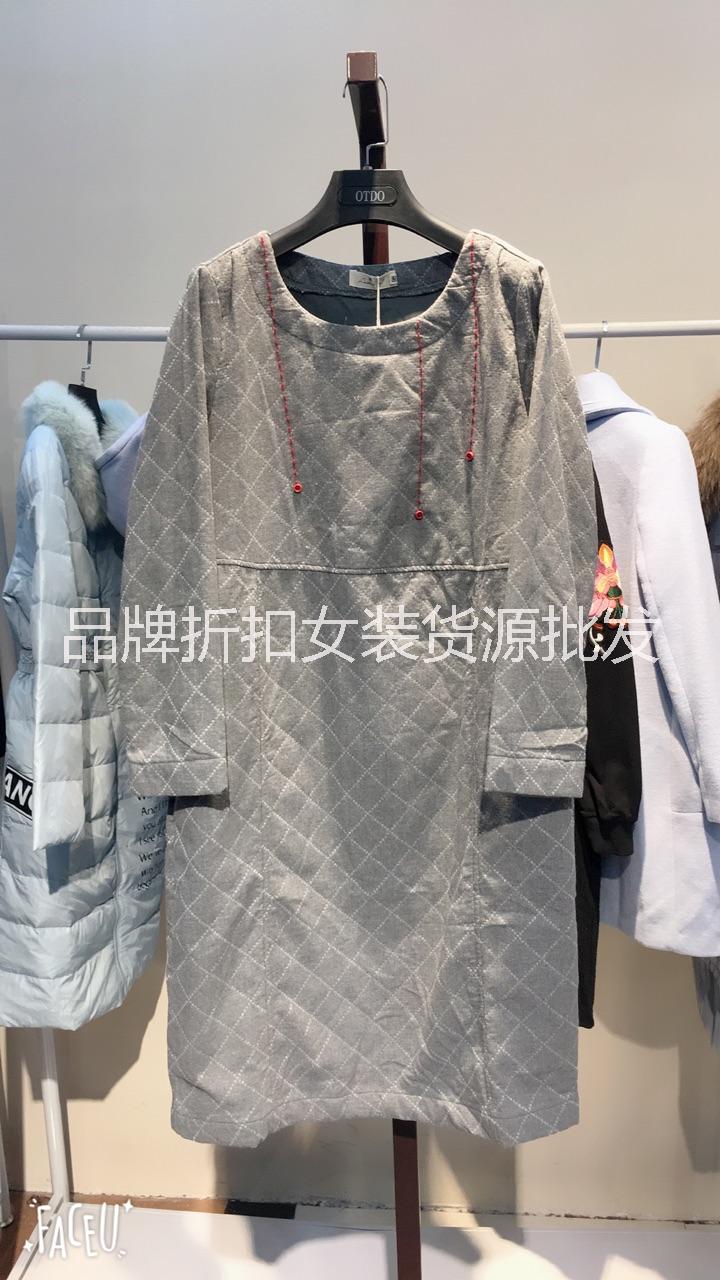 古樹葉多福服裝批發(fā)市場(chǎng)品牌折扣女裝正品清倉(cāng)剪標(biāo)女裝品牌折扣