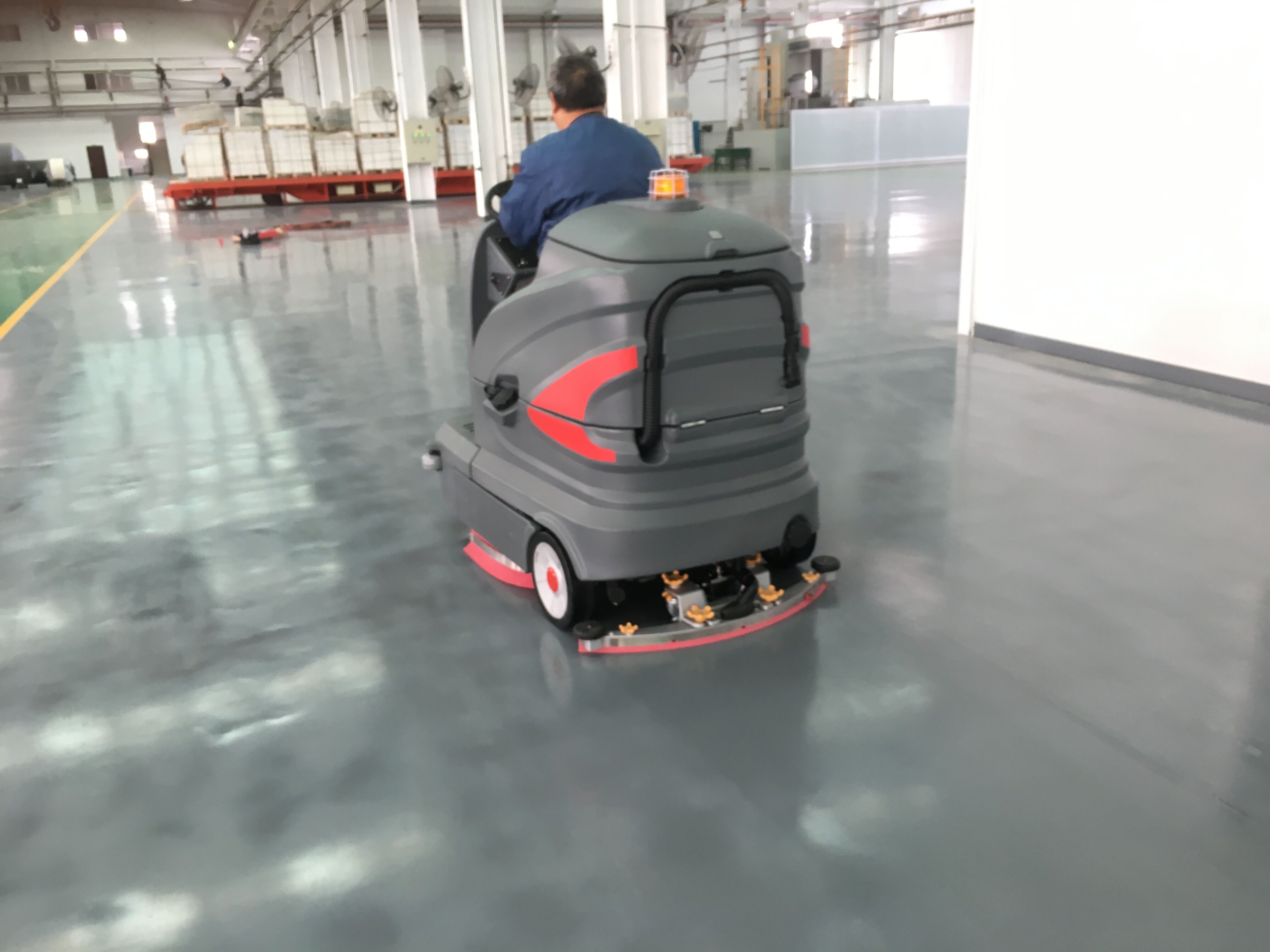 工業(yè)車間機(jī)場(chǎng)火車站掃地機(jī)/清掃車 續(xù)航8小時(shí)電動(dòng)掃地機(jī)