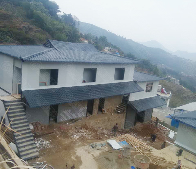 合成樹脂瓦替代傳統(tǒng)瓦彩鋼瓦琉璃瓦：農(nóng)村用樹脂瓦蓋房越來越流行，讓自建房不再土！