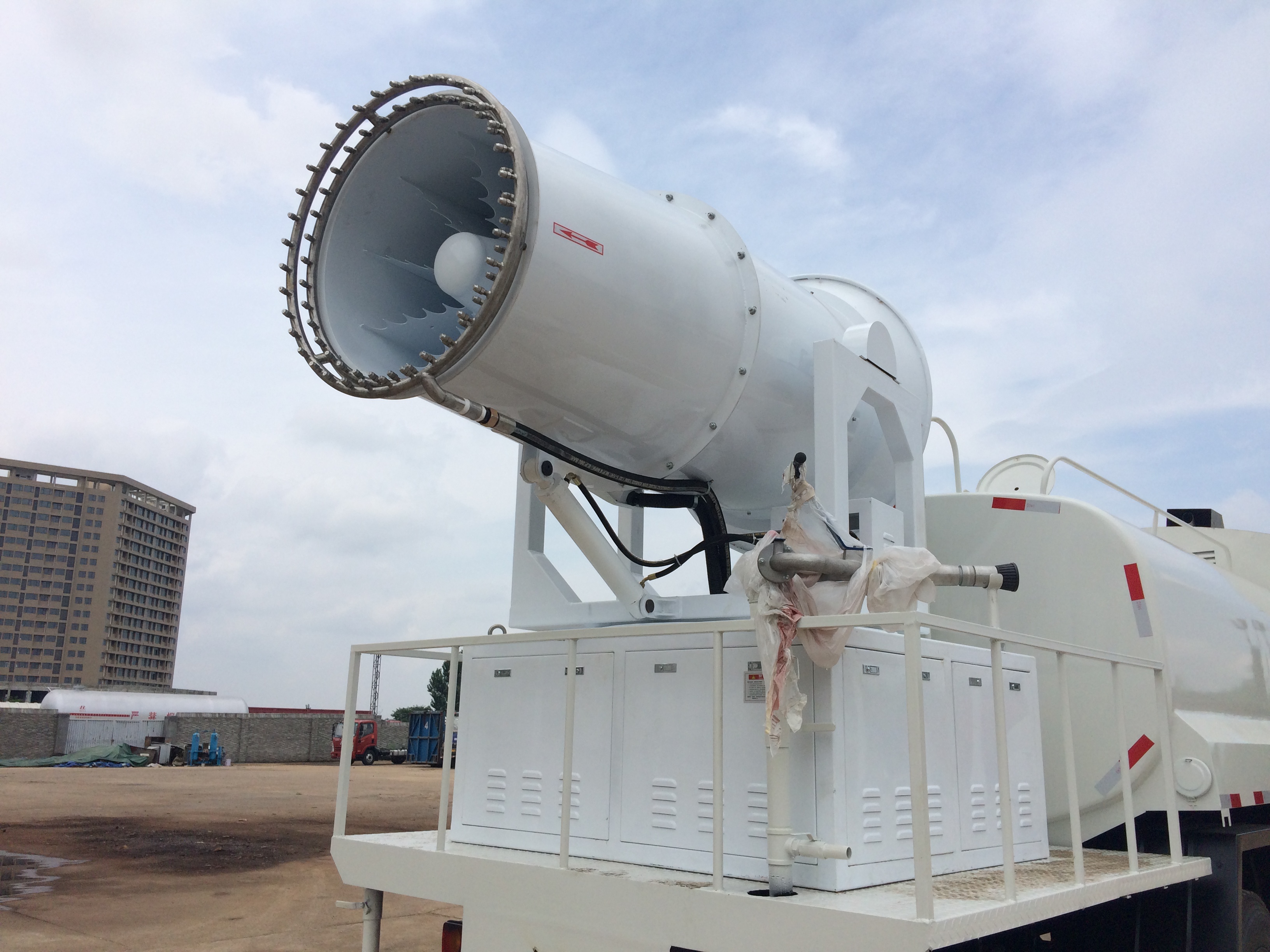 風(fēng)送式遠(yuǎn)程噴霧機(jī)80米