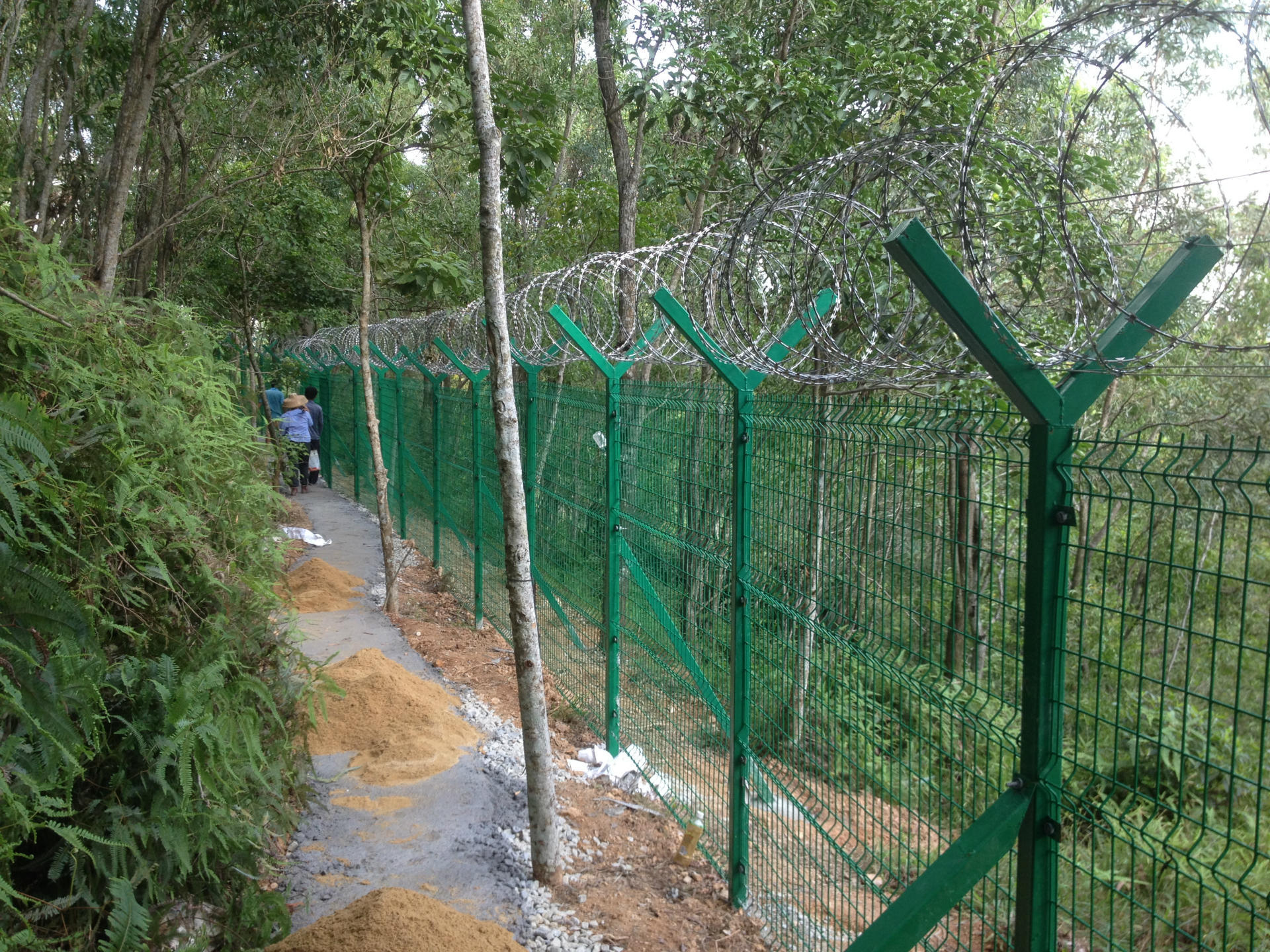 定制Y型柱防護(hù)網(wǎng)飛機(jī)場(chǎng)護(hù)欄網(wǎng) 監(jiān)獄帶*刺繩防攀爬防護(hù)網(wǎng)