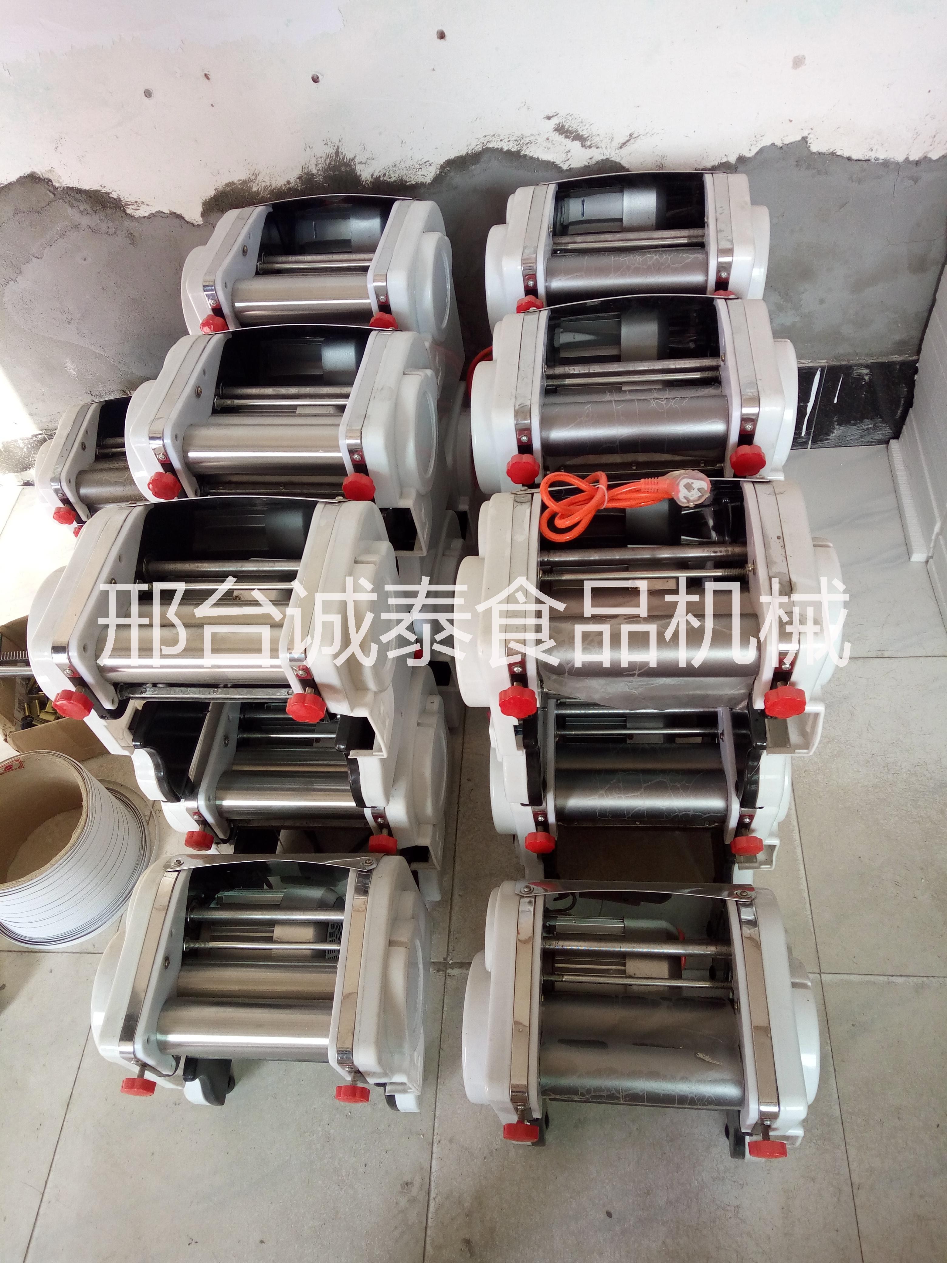 廠家直銷 家用小型壓面機(jī) 面條機(jī) 開開心心吃自己做的面條