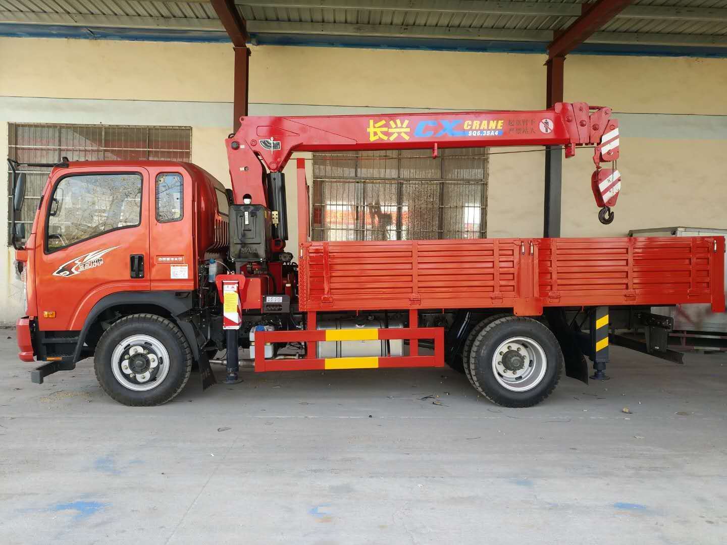 隨車(chē)吊藍(lán)牌重汽隨車(chē)吊廠家直銷(xiāo)
