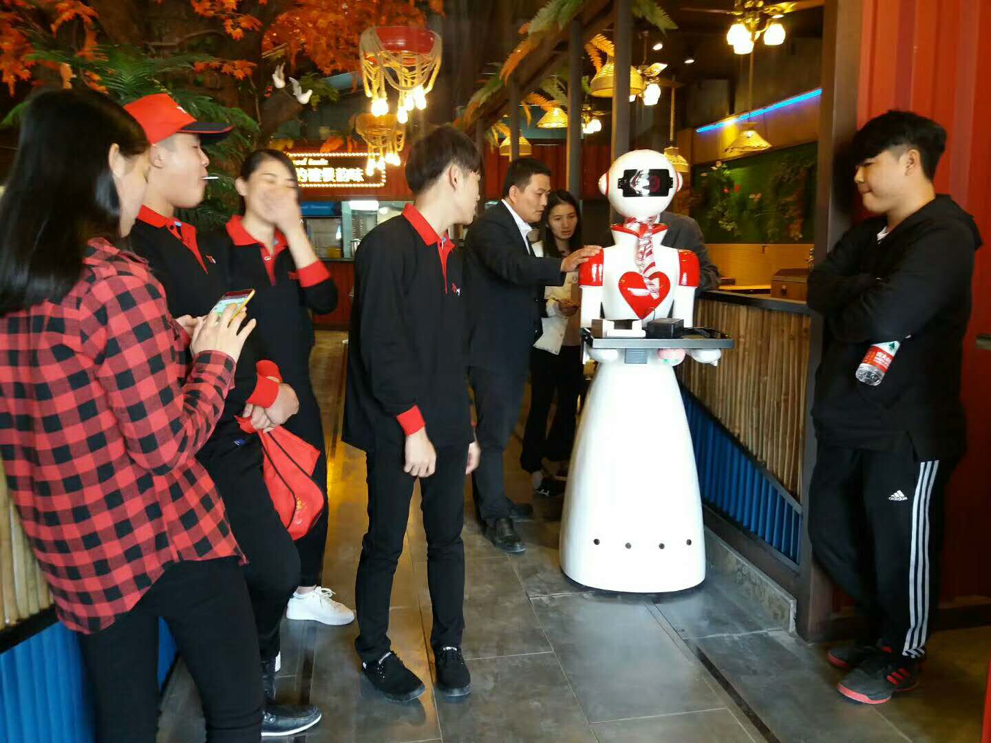 【 廣州金靈】餐廳送餐機(jī)器人型號JL100銷售價(jià)格，有什么功能