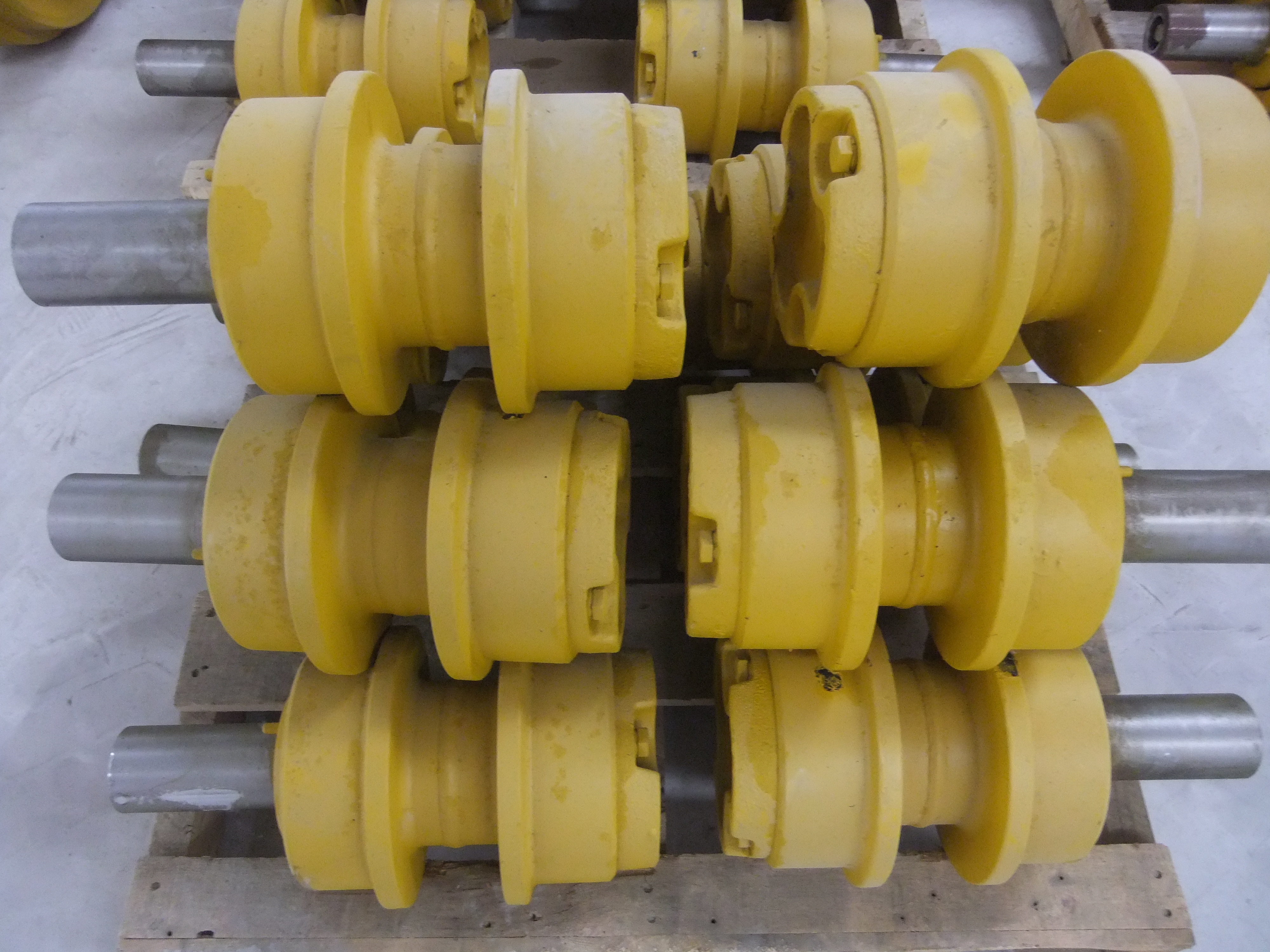 供應(yīng)用于推土機(jī)配件的山推SD16托輪