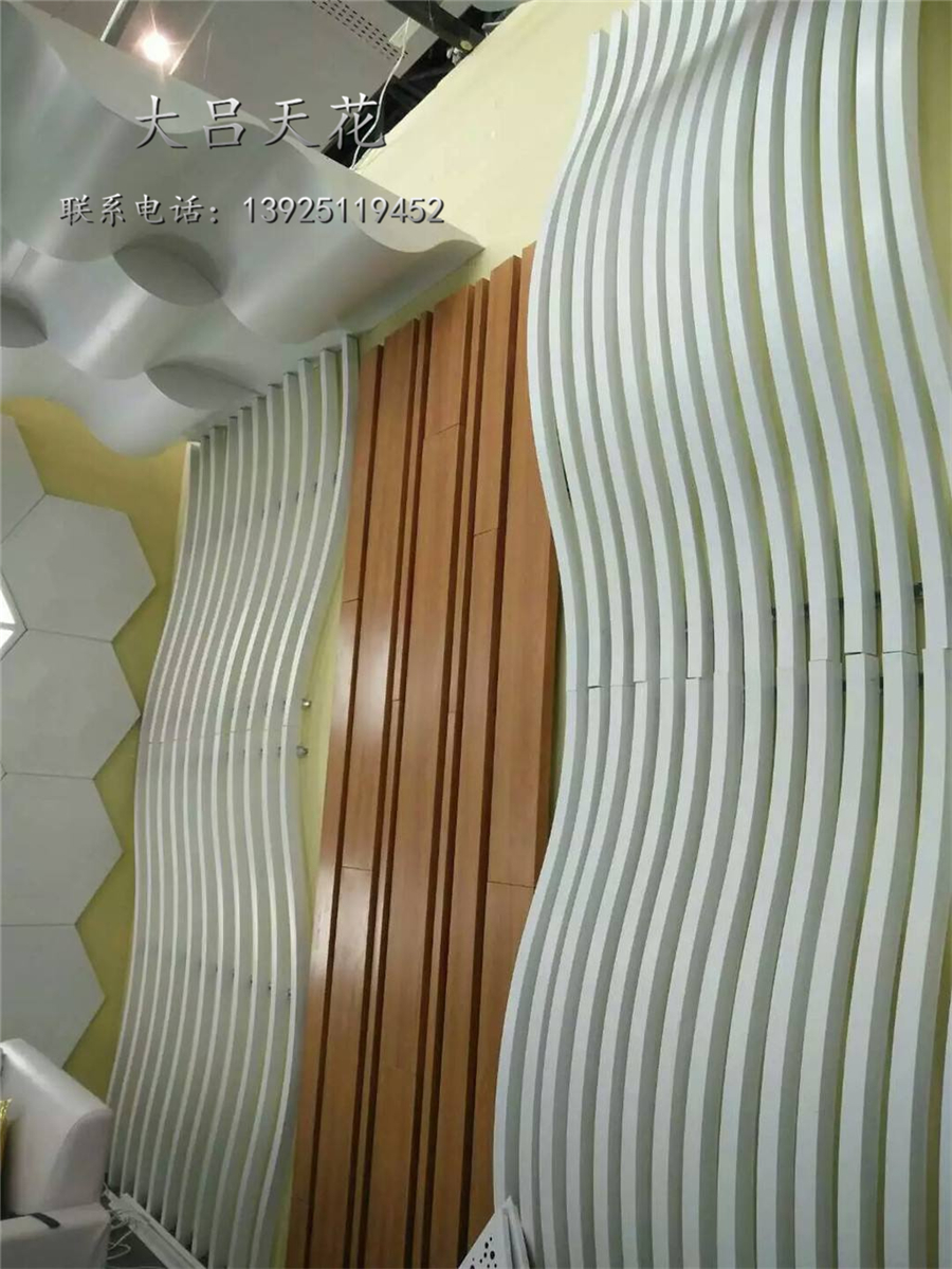 木紋弧形鋁方通_商場(chǎng)弧形鋁方通