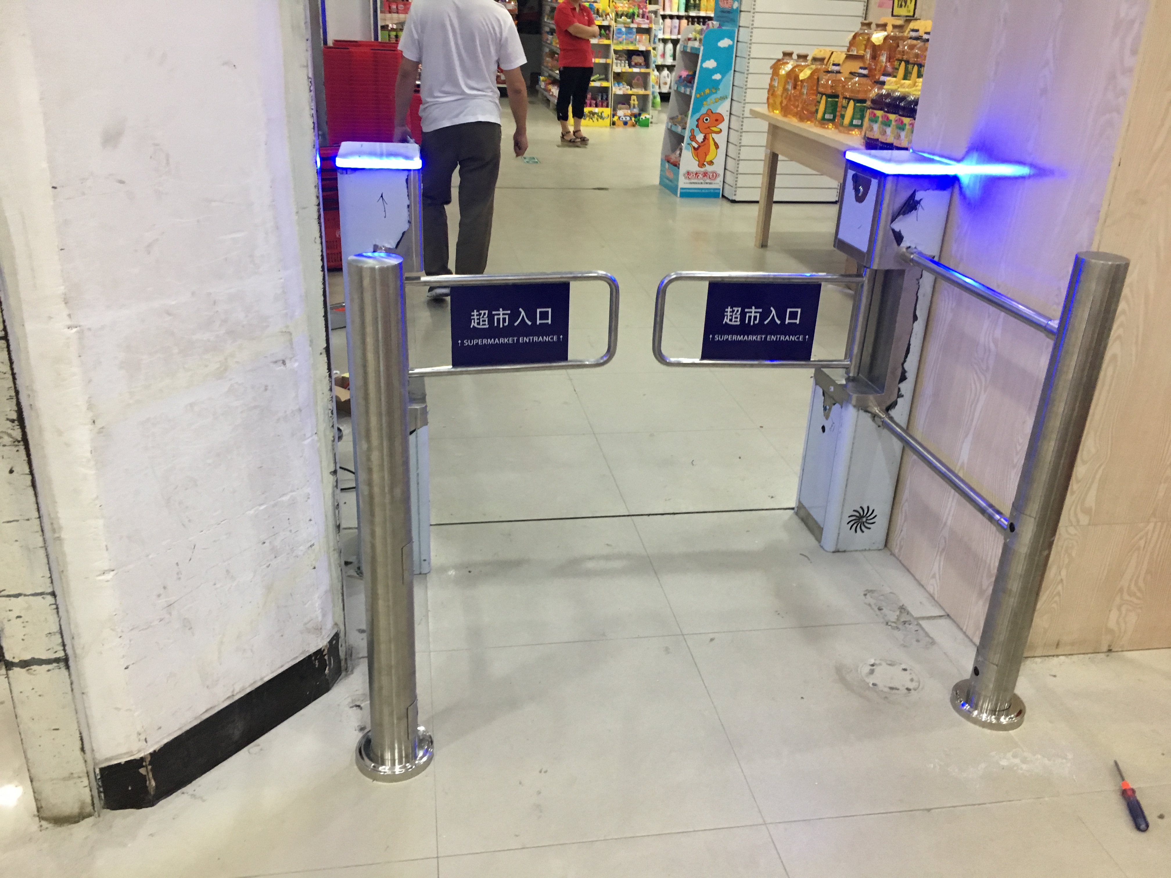 超市進(jìn)出口器 超市感應(yīng)閘機(jī)