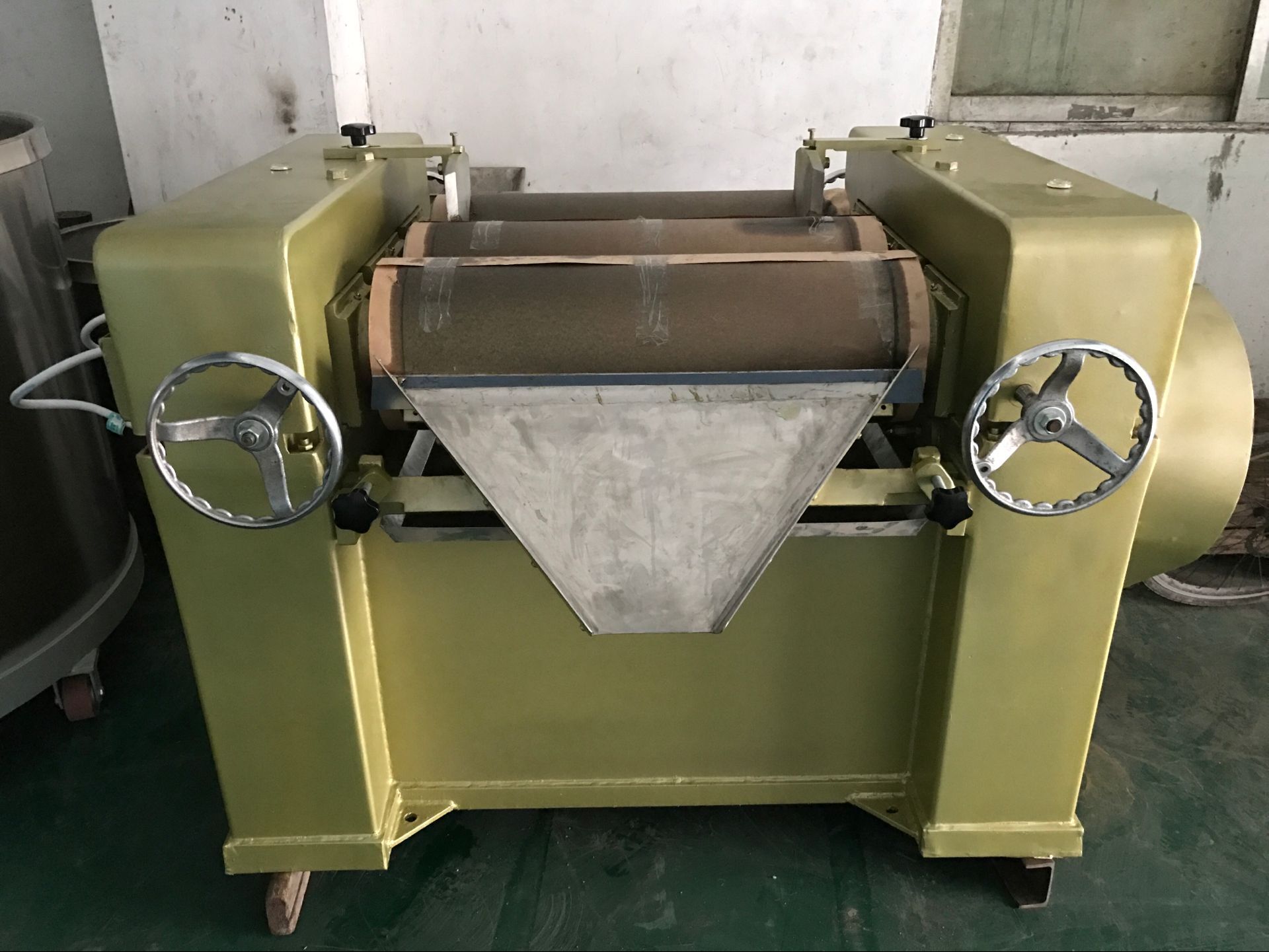 S系列三輥研磨機(jī)機(jī)、油漆油墨涂料用三輥研磨機(jī)