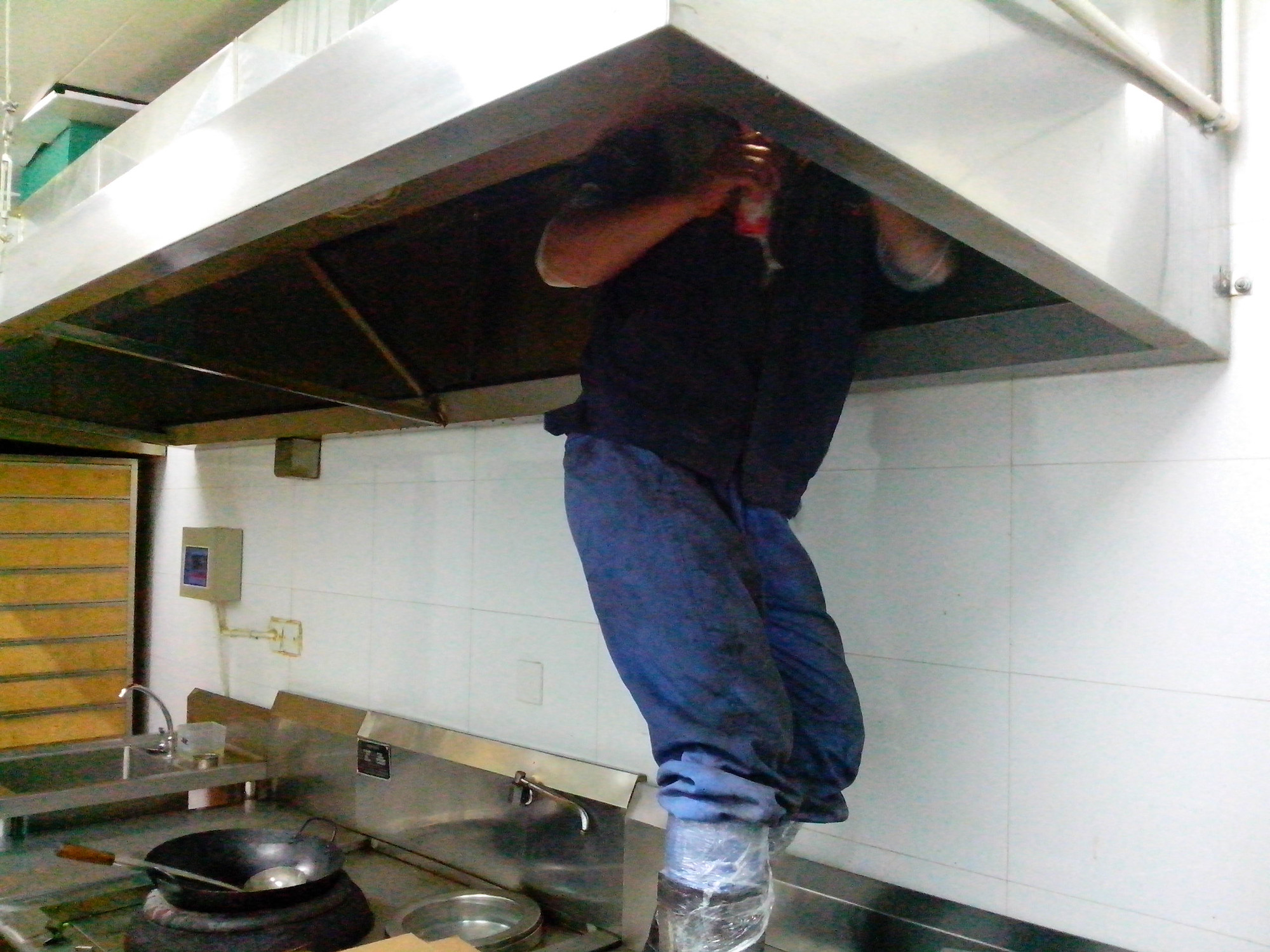 北京海淀專業(yè)煙道清洗，專業(yè)清洗油煙機(jī)管道、煙道選擇美爾潔