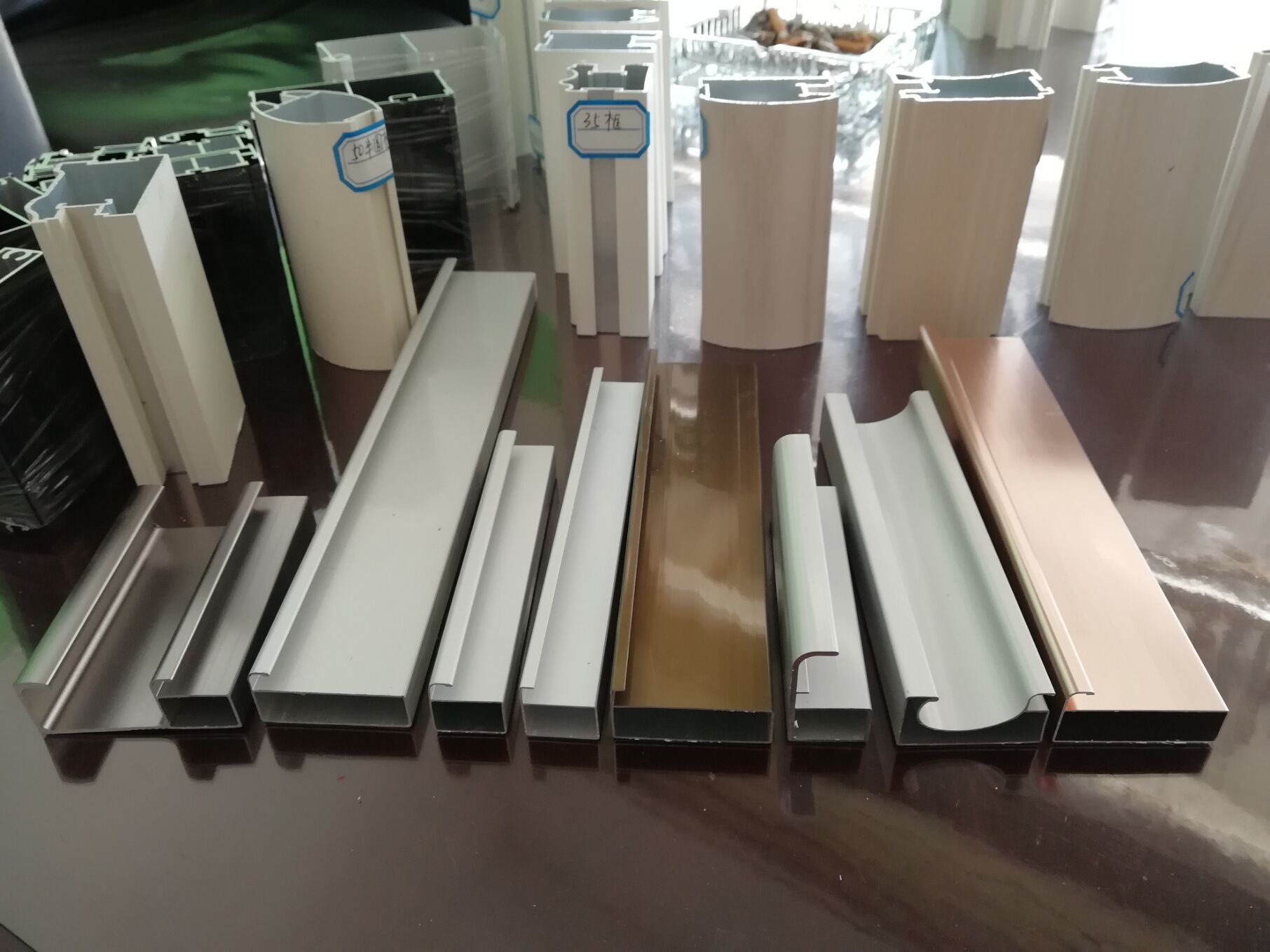 成都鋁型材廠家  成都晶鋼門鋁材廠家