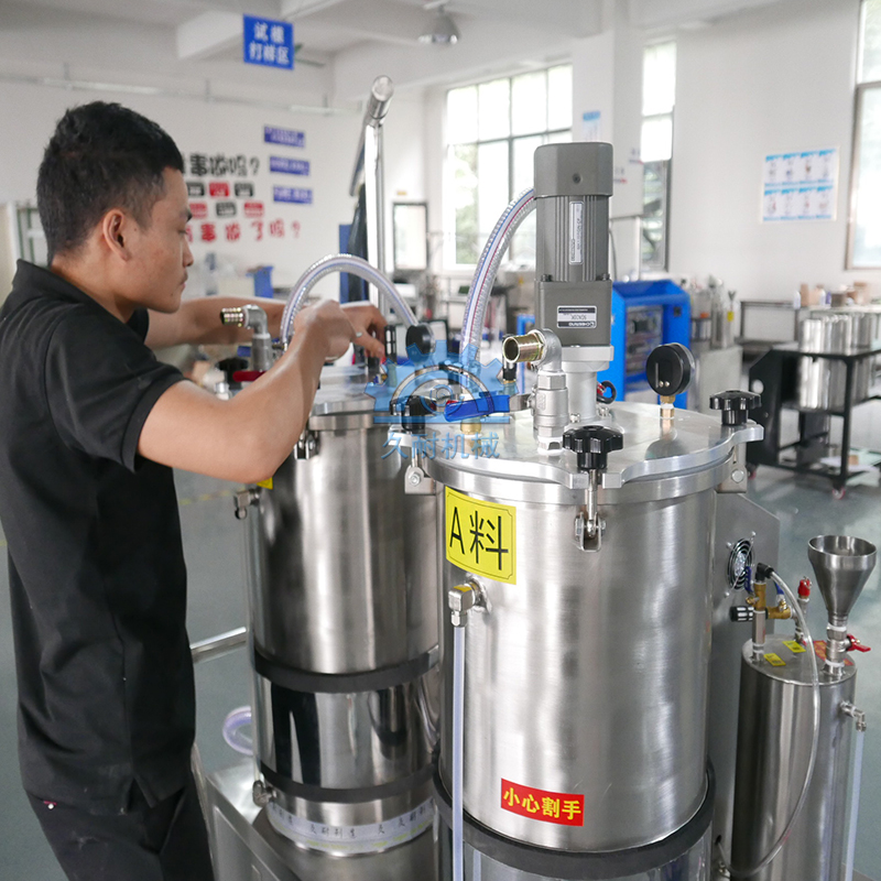 東莞久耐機(jī)械定制生產(chǎn)  小型半自動(dòng)聚氨酯膠輥澆注機(jī)