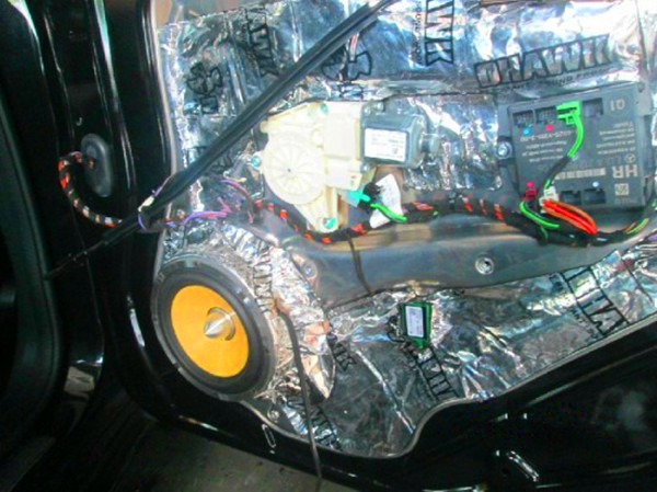 濰坊奔馳E300汽車音響改裝勁浪烏托邦 濰坊成功音響改裝