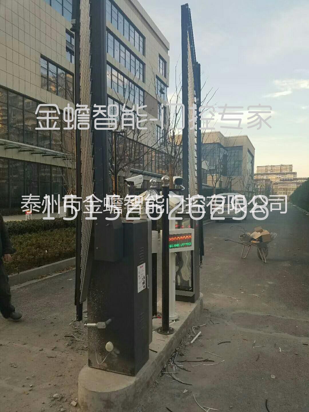 銷(xiāo)售安裝泰州廣告道閘 泰州廣告道閘批發(fā)、泰州車(chē)牌識(shí)別系統(tǒng)、泰州崗?fù)?  title=