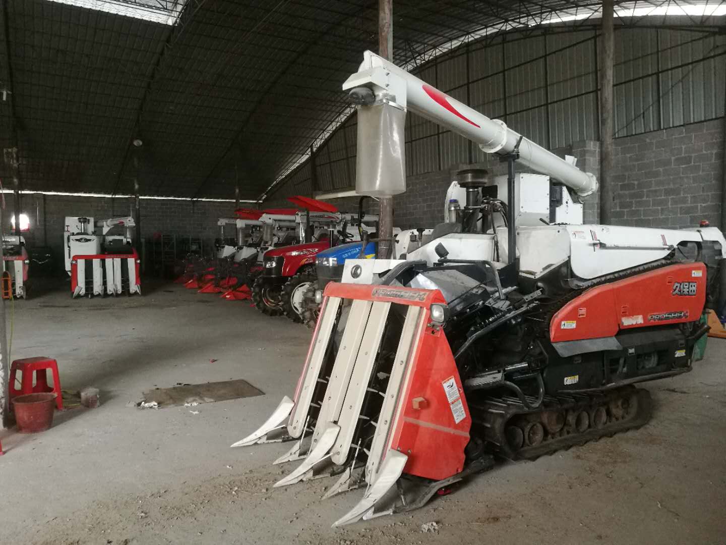 大量出售久保田二手收割機(jī)，廠家直銷高位卸糧炮管鋁爬梯等配件