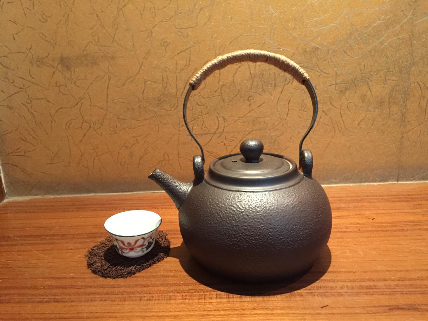 子丘陶坊專業(yè)生產(chǎn)耐干燒提梁陶壺能較好的軟化水質(zhì)去除雜味潮制茶藝大量批發(fā)