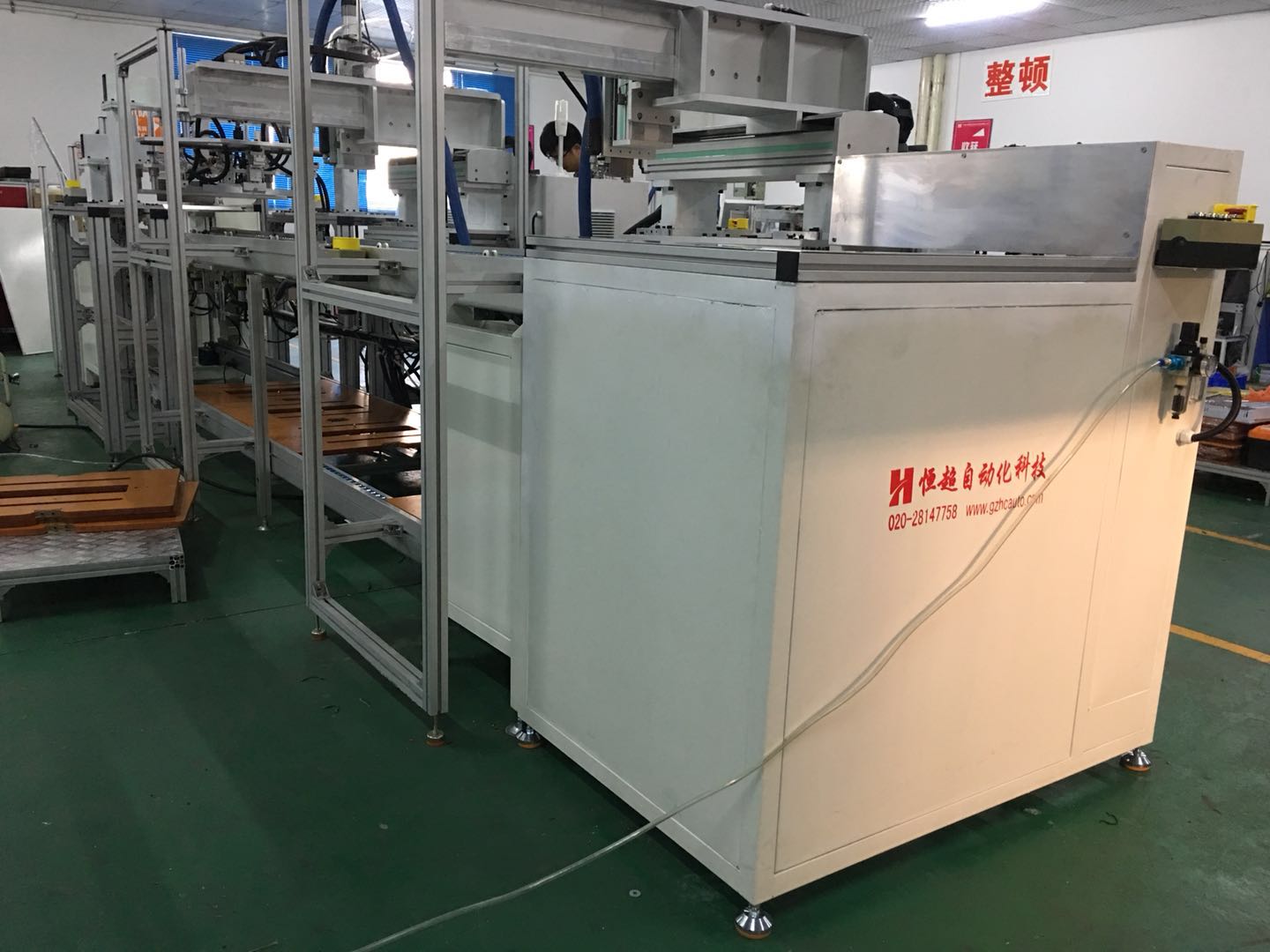 廣東空氣濾網(wǎng)裝濾芯點膠包邊框保壓一體機熱熔膠封邊機，熱熔膠封邊機   *濾網(wǎng)自動包邊框封裝機