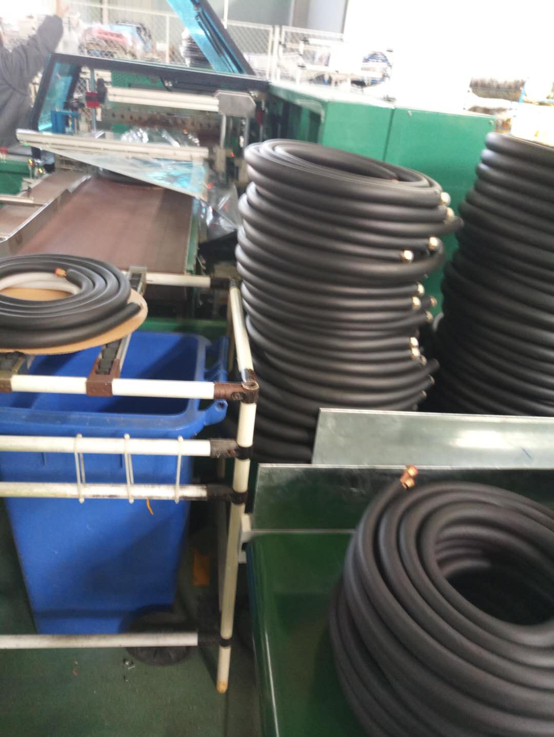 自動(dòng)盤管機(jī)生產(chǎn)廠家 自動(dòng)上連接管 可節(jié)省2-3個(gè)工人 省時(shí)省力省成本 連接管機(jī)器