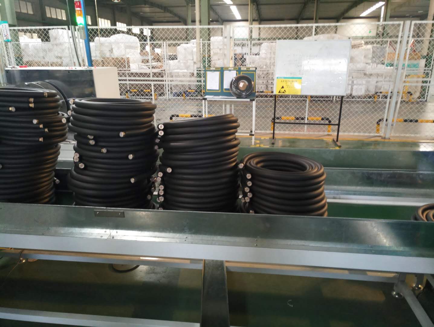 自動(dòng)盤管機(jī)生產(chǎn)廠家 自動(dòng)上連接管 可節(jié)省2-3個(gè)工人 省時(shí)省力省成本 連接管機(jī)器