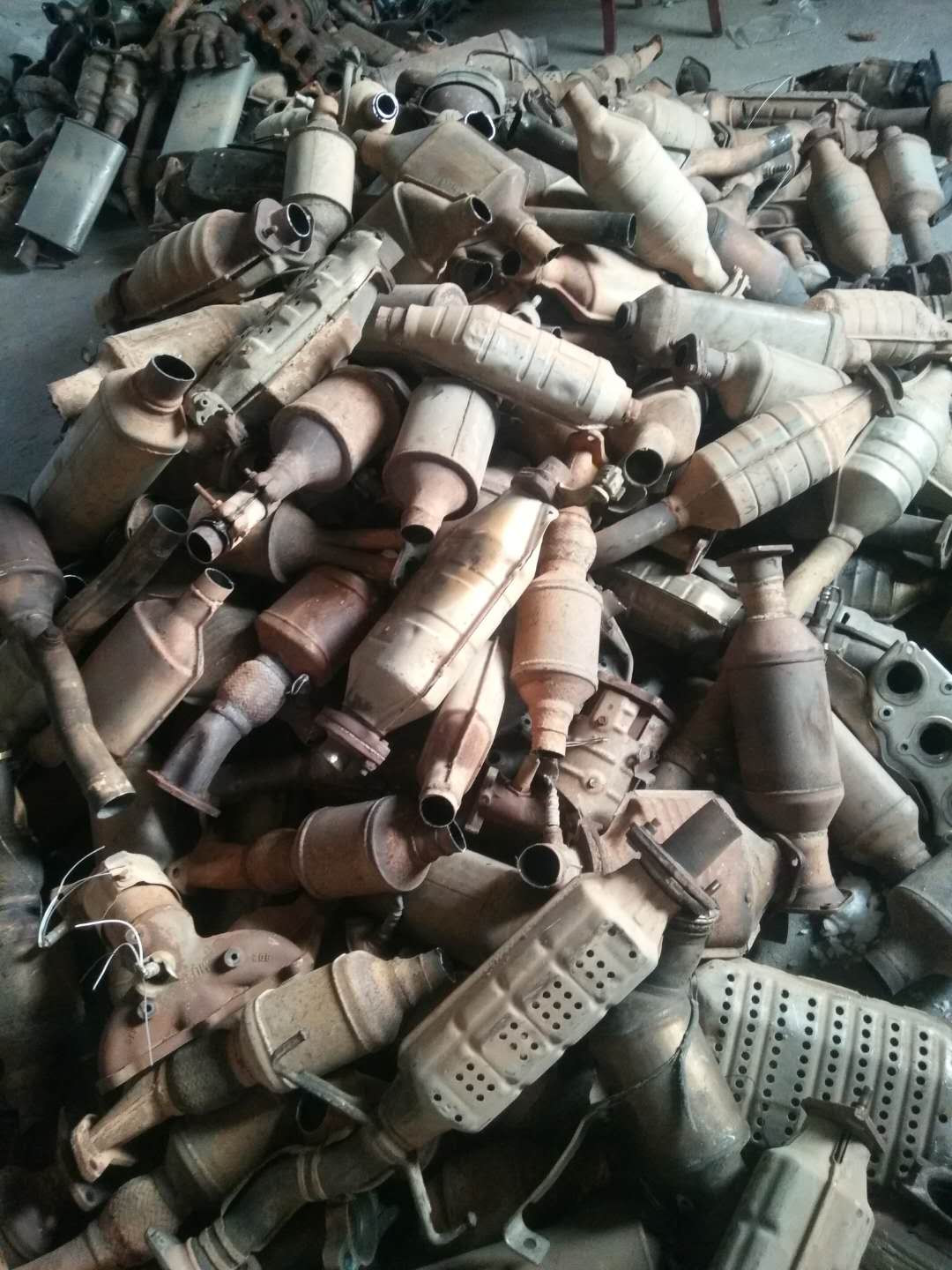 湖南三元催化器價(jià)格 河南廢舊三元催化器回收