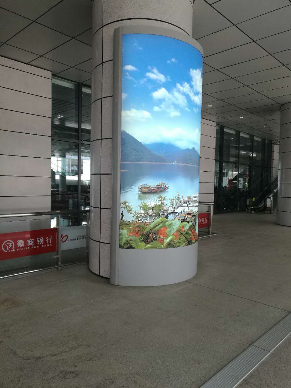 供應(yīng)半圓包柱燈箱、專業(yè)制作火車站圖騰柱，半圓形燈箱