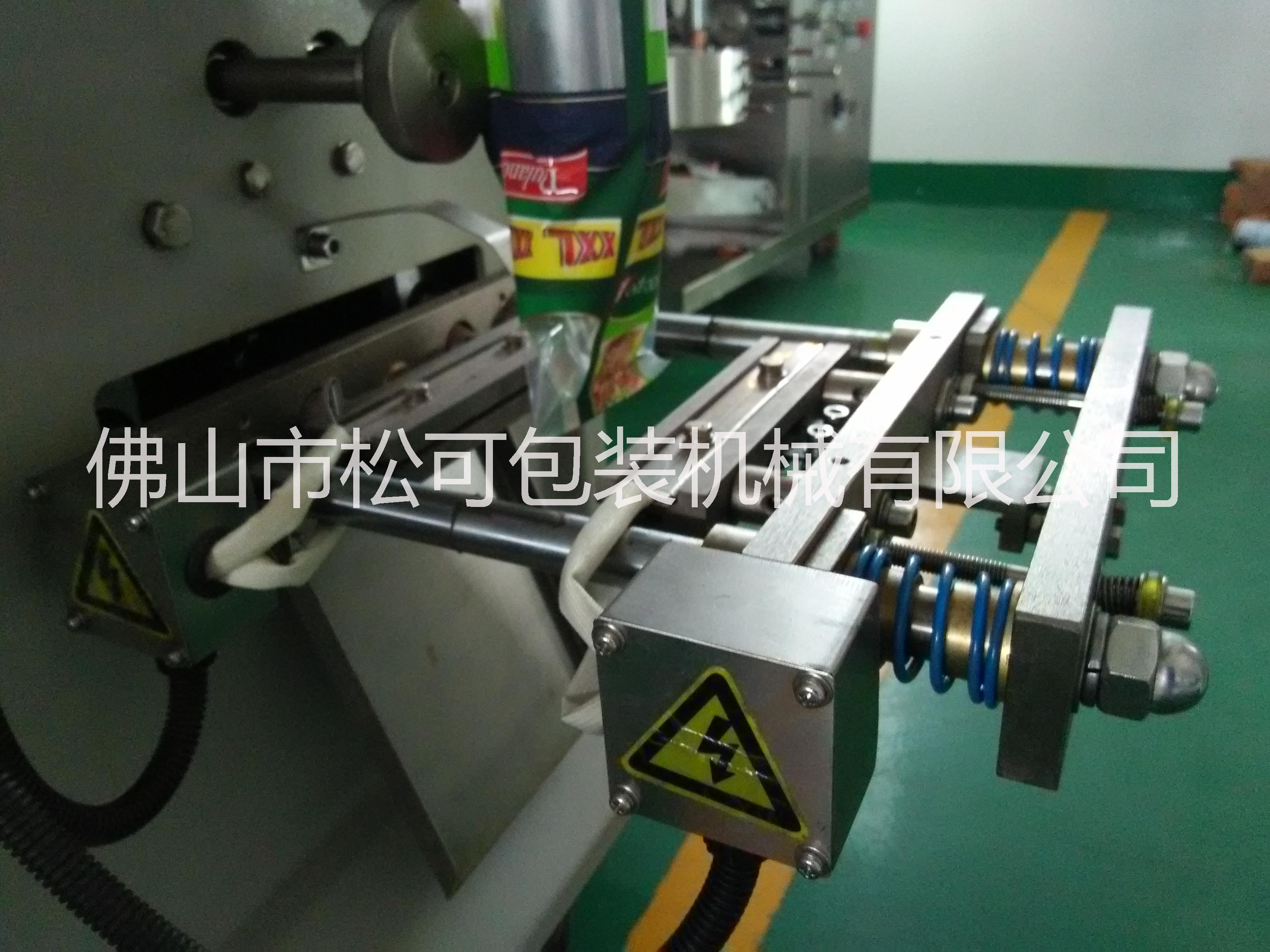 東北人食品包裝機(jī) 小熊餅干立式包裝機(jī)械設(shè)備 小饅頭餅干包裝機(jī)