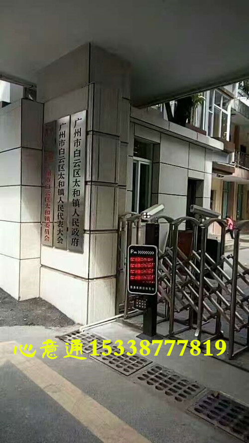 小區(qū)自動識別車牌進(jìn)出道閘門 停車場商場欄桿 門口感應(yīng)起落升降桿 車牌識別一體機(jī)