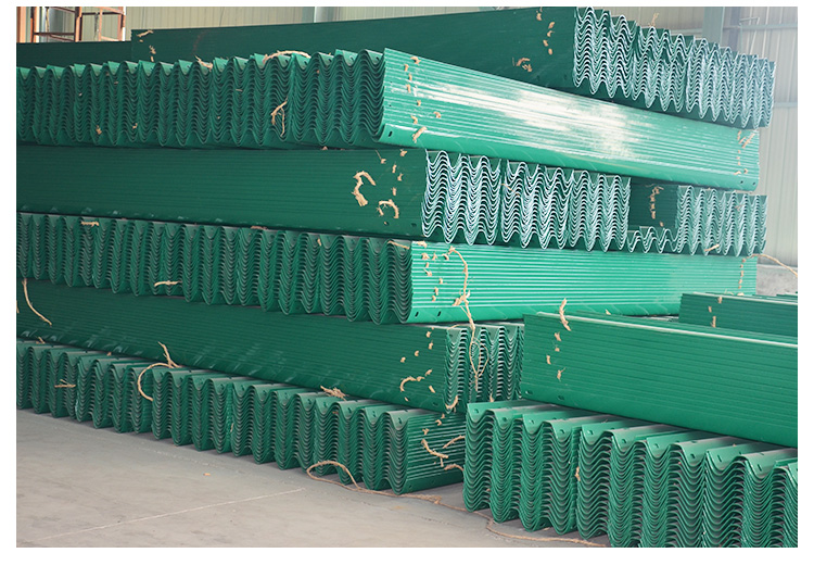 高速公路防撞噴塑護(hù)欄廠(chǎng)家施工、波紋狀噴塑護(hù)欄 工期快速 硬度高 便于安裝施工