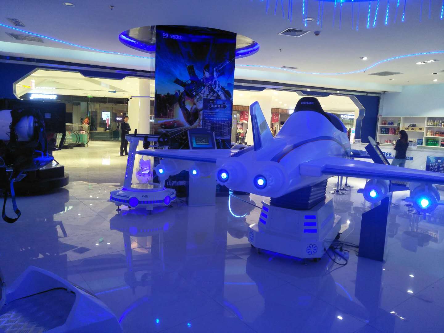VR航天嘉年華合作9DVR四座飛行影院VR翼裝飛行高空跳傘虛擬體驗(yàn)