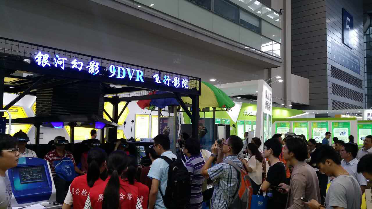 VR航天嘉年華合作9DVR四座飛行影院VR翼裝飛行高空跳傘虛擬體驗(yàn)
