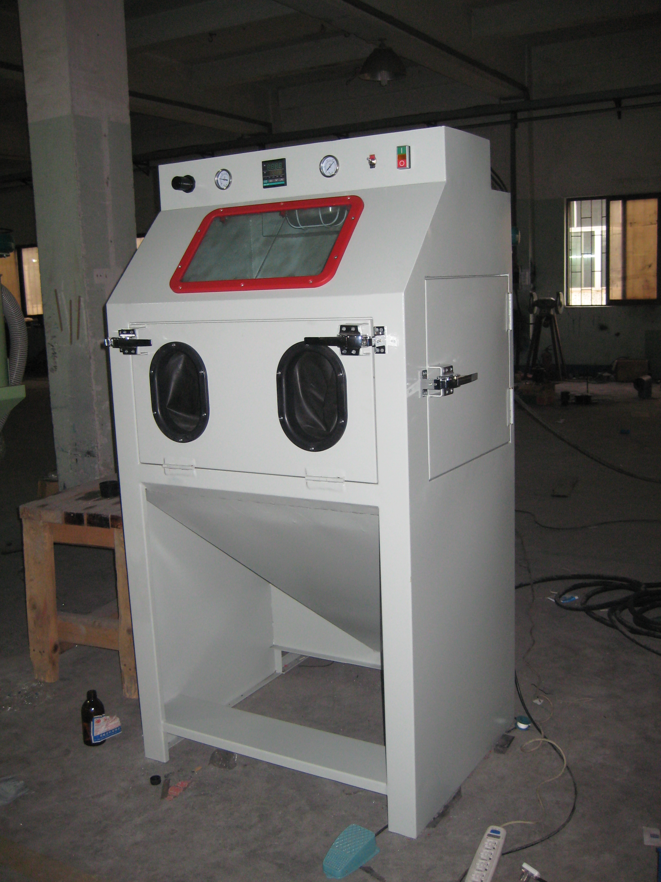 廠家直銷各種規(guī)格噴砂機(jī)， 手動(dòng)噴砂機(jī)，9060噴砂機(jī)