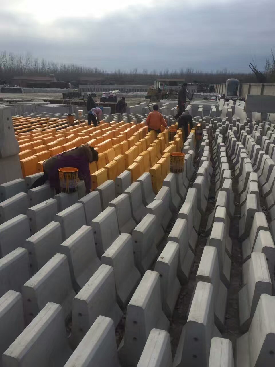 廠家常年批發(fā)交通設(shè)施隔離墩