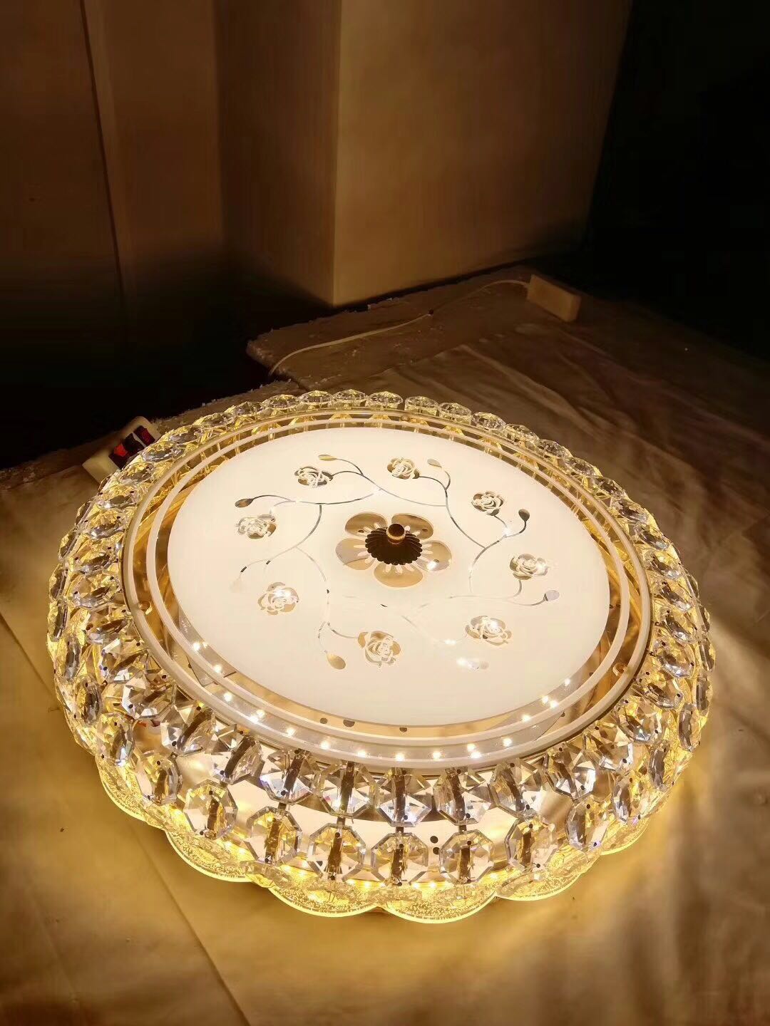 簡(jiǎn)約LED吸頂燈圓形臥室燈書房燈溫馨時(shí)尚燈飾燈具金色現(xiàn)代吸頂水晶燈