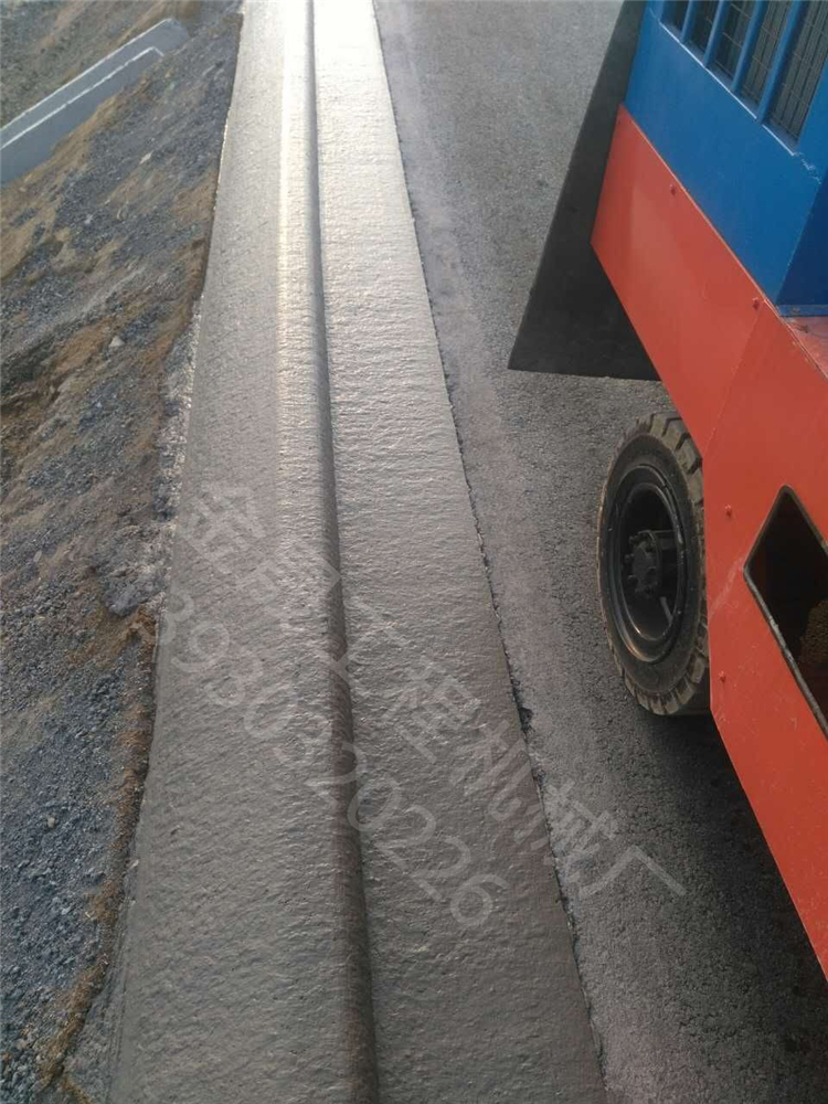 金晟廠家直 滑模機 路緣攤鋪機