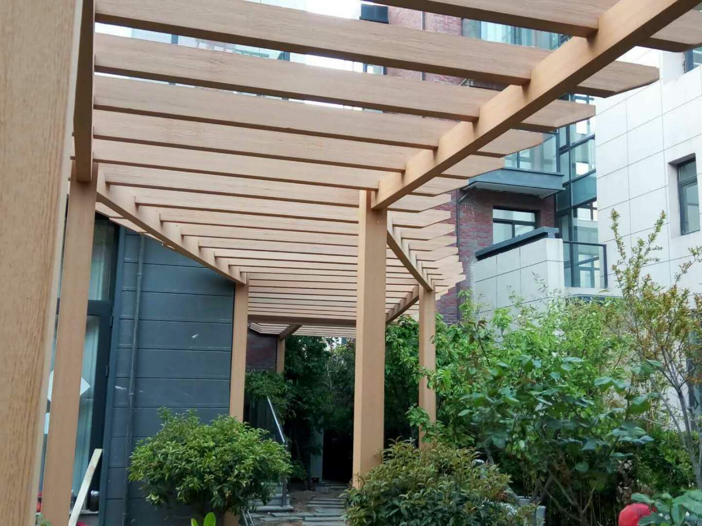 供應(yīng)青島優(yōu)質(zhì)木塑廊架誰家做 木塑葡萄架安裝 木塑花廊景觀裝飾