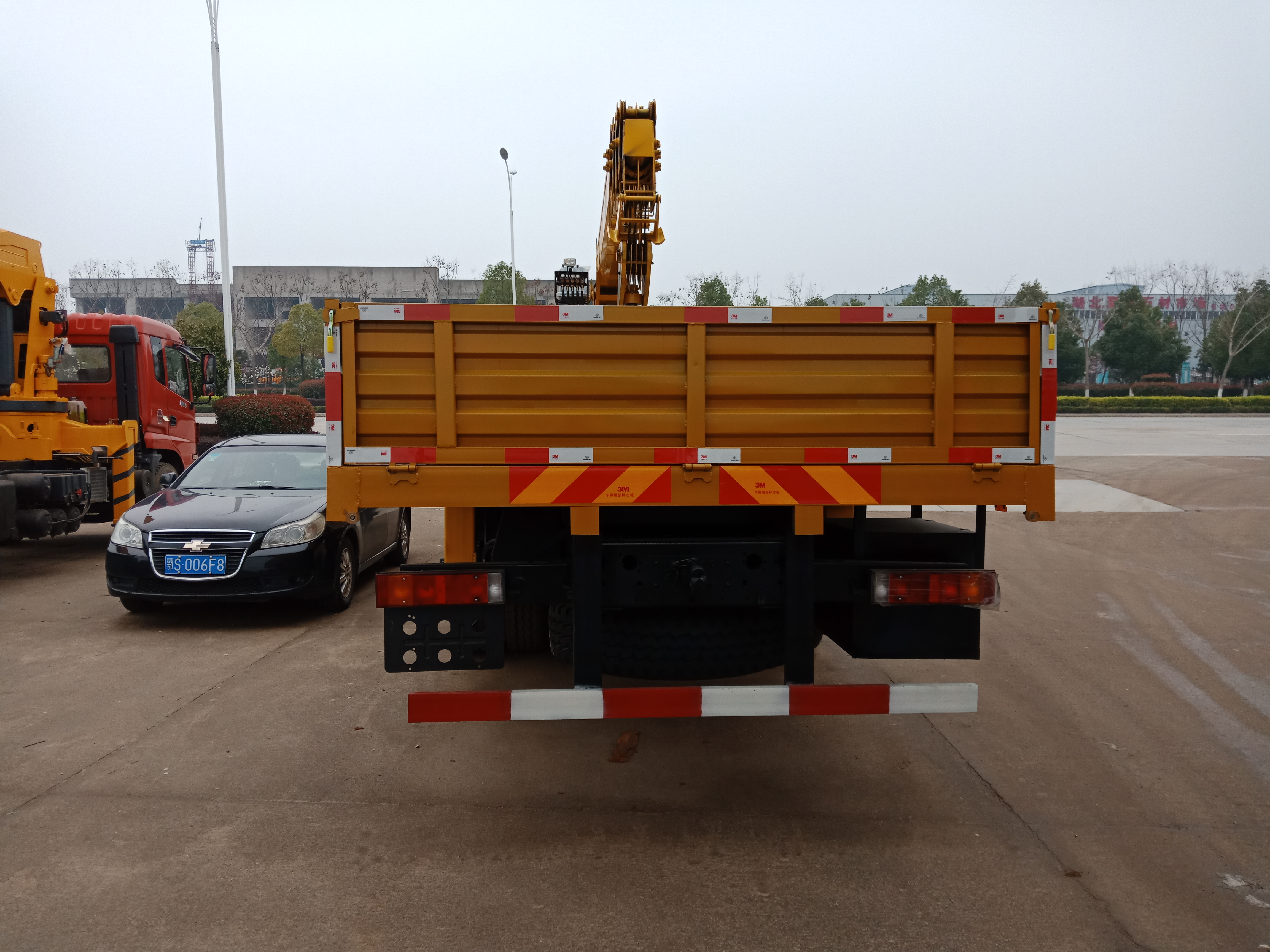 東風(fēng)福瑞卡藍牌隨車吊*出售