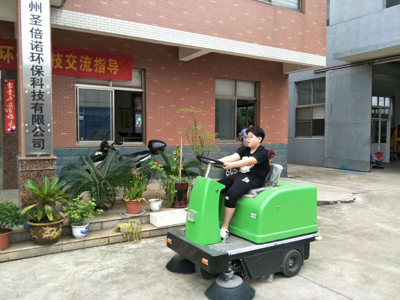 什么樣的道路適合電動(dòng)掃地車