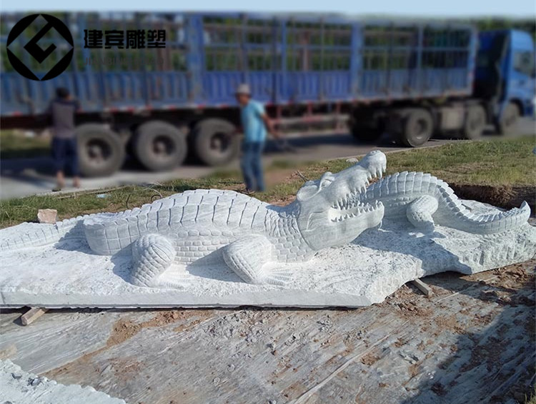 石雕鱷魚_石頭雕刻鱷魚_鱷魚石雕廠家