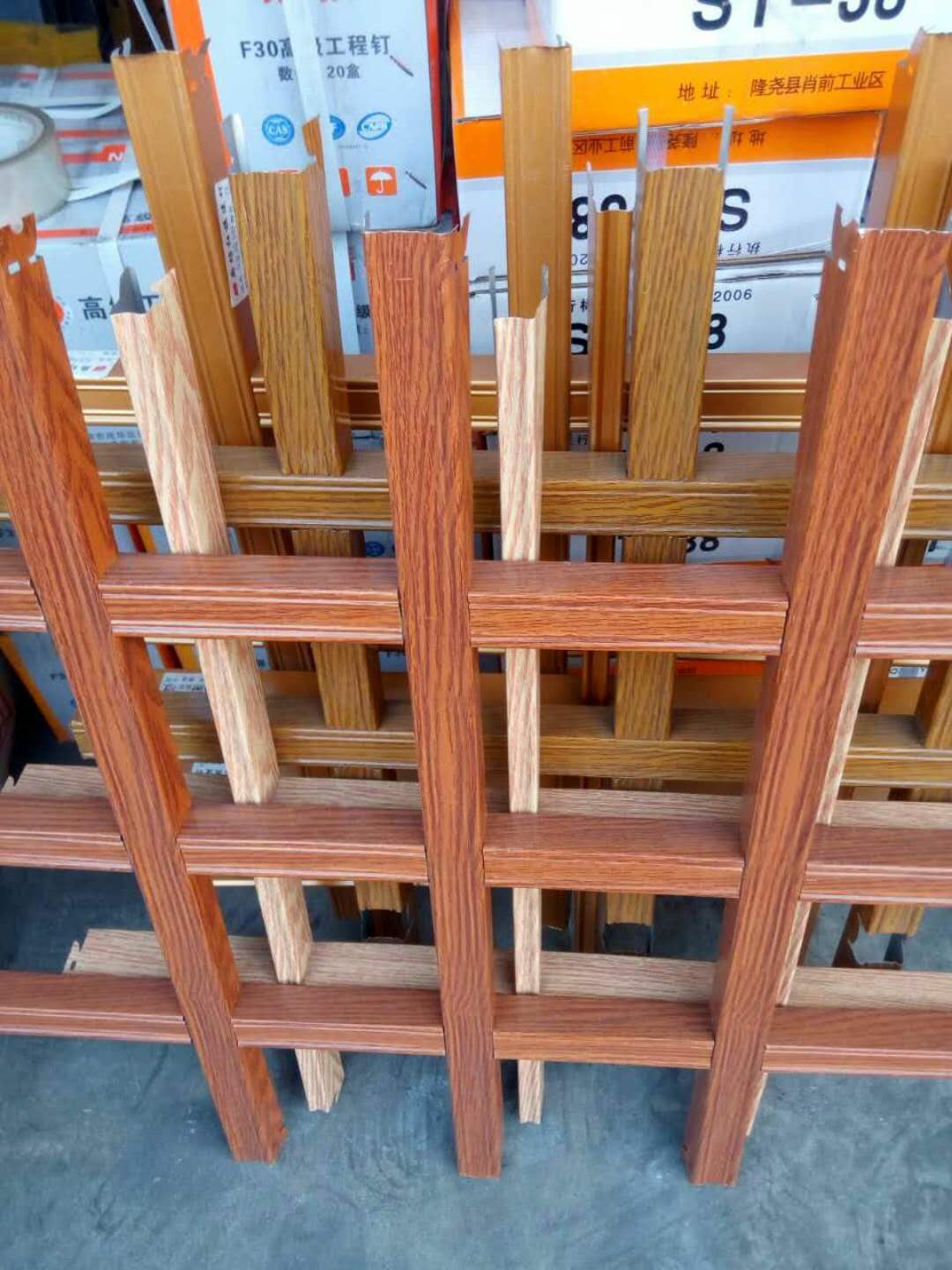 四川成都鐵格柵 雪花格柵 鋁格柵 木紋格柵 彩色格柵 格柵定制