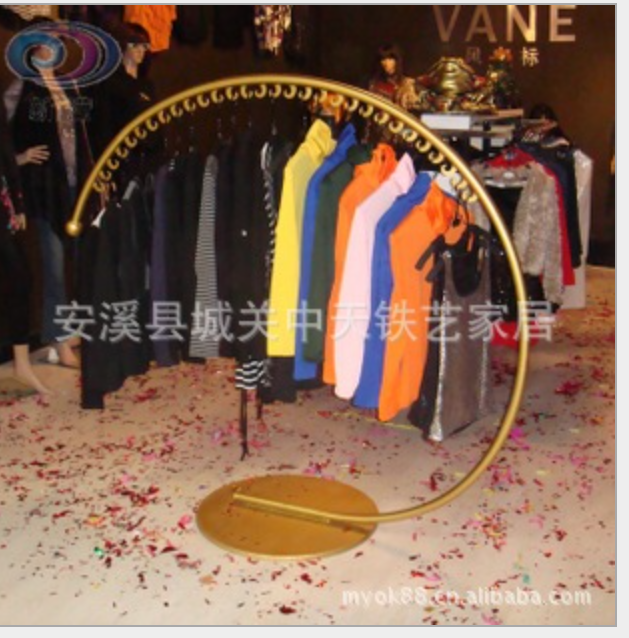2018全新款式鐵藝吊衣架   彩繪吊衣架   服裝展示架    落地衣架廠家批發(fā)