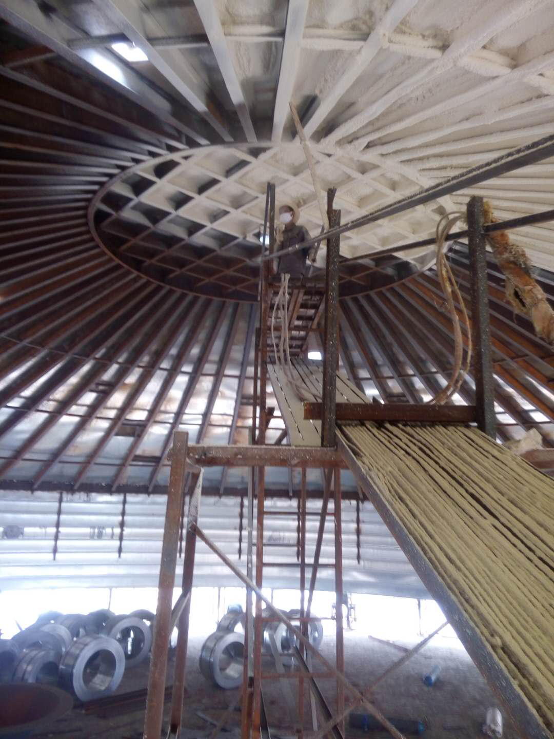 福建省聚氨酯現(xiàn)場(chǎng)發(fā)泡下弦板噴涂聚氨酯硬泡 福建省糧倉(cāng)拱板下弦板聚氨酯噴涂