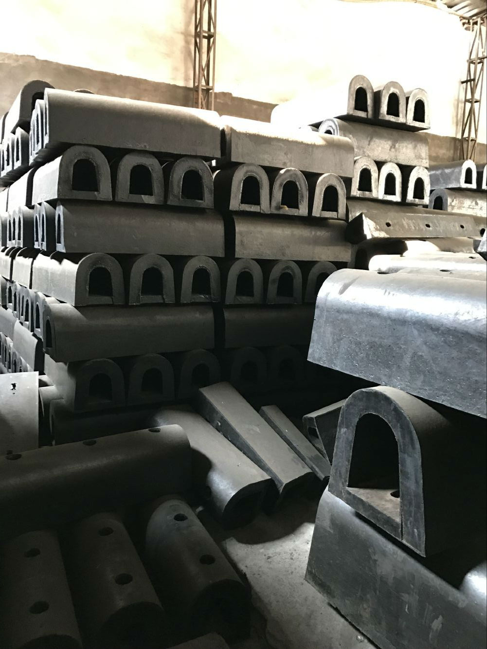 供應(yīng)半圓形（D型）橡膠護(hù)舷半圓形D型橡膠護(hù)舷