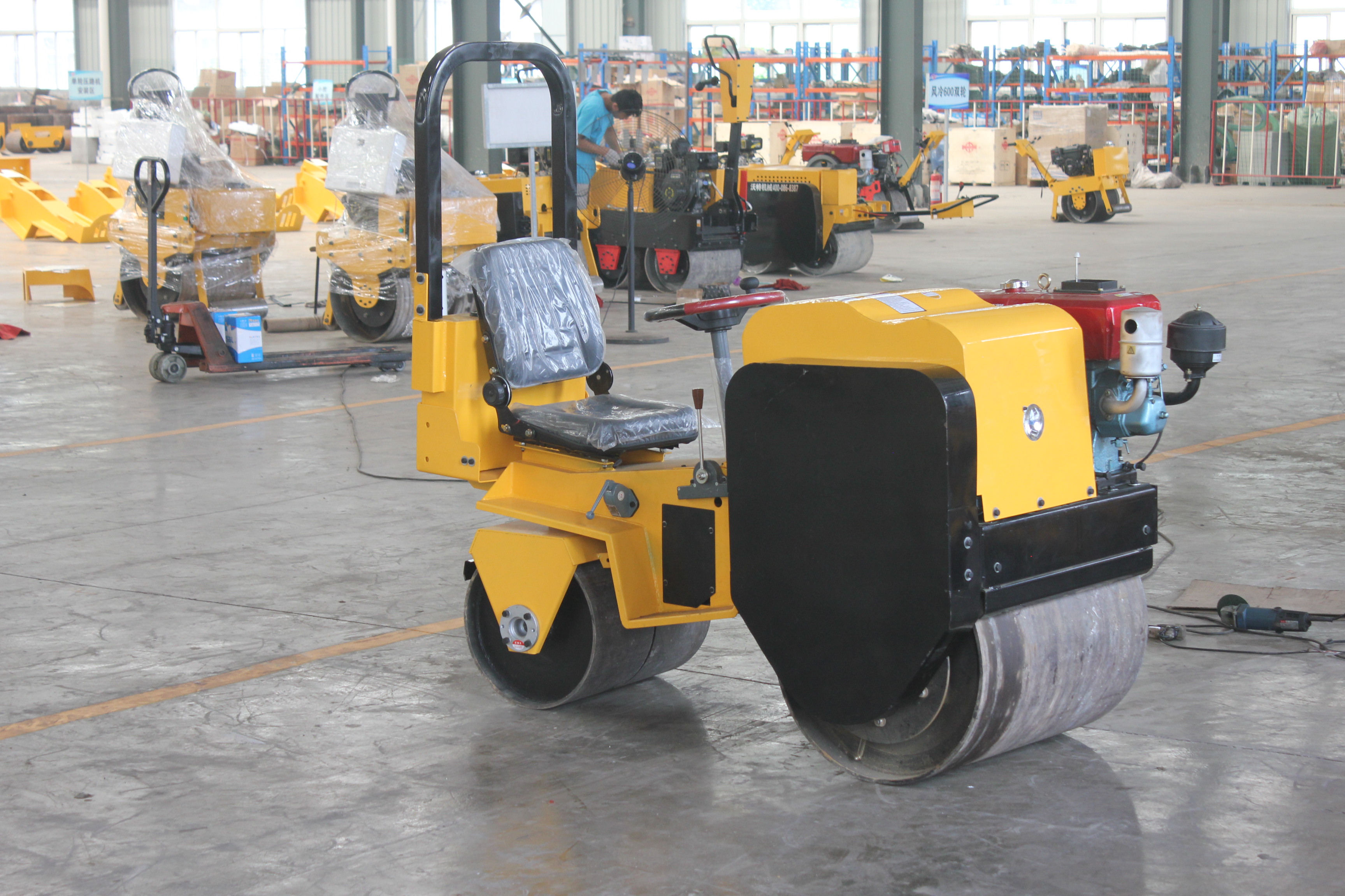 小型雙鋼輪座駕式壓路機(jī)有3個(gè)輪寬規(guī)格，歡迎來購(gòu)