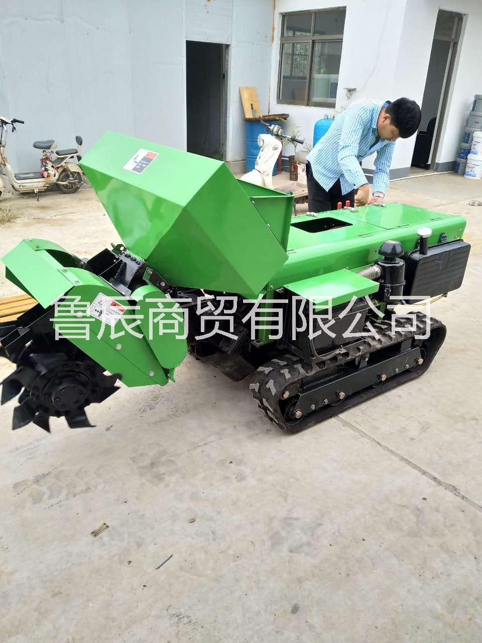 履帶30型開溝施肥機(jī) 梨樹樹下自動(dòng)填土施肥機(jī)多少錢一臺(tái)