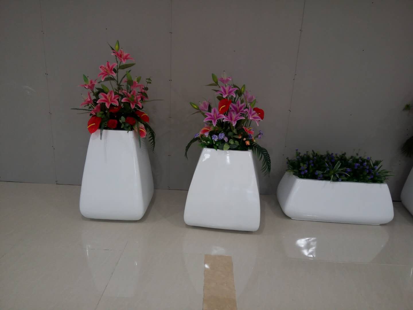 深圳廠家優(yōu)質(zhì)供應(yīng)設(shè)計花缸花藝 玻璃鋼插花擺設(shè)價格 仿真花藝制造生產(chǎn)商