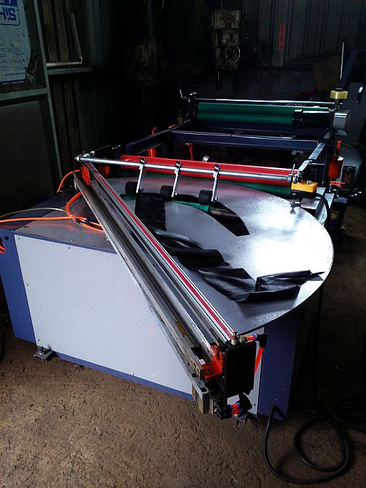 碳纖維斜紋布裁斷機(jī) 魚竿碳纖維預(yù)浸布裁斷機(jī)