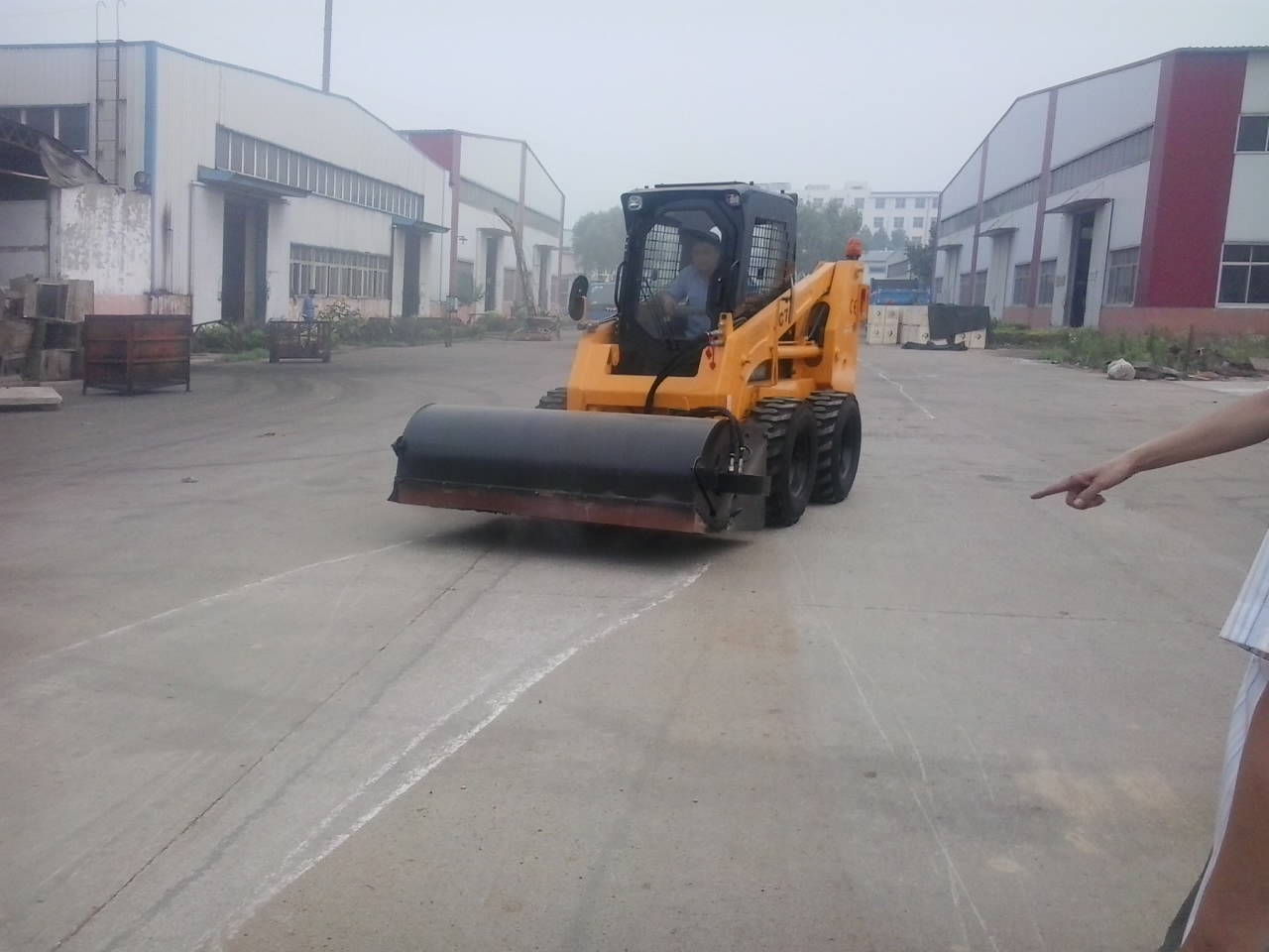 滑移裝載機(jī) 滑移裝載機(jī)清掃機(jī)