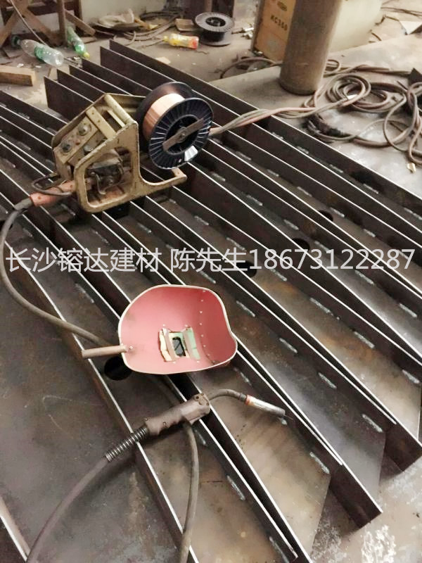 長沙膜結(jié)構(gòu)鋼梁車棚批發(fā)         膜結(jié)構(gòu)鋼梁車棚           湖南膜結(jié)構(gòu)鋼梁車棚廠家