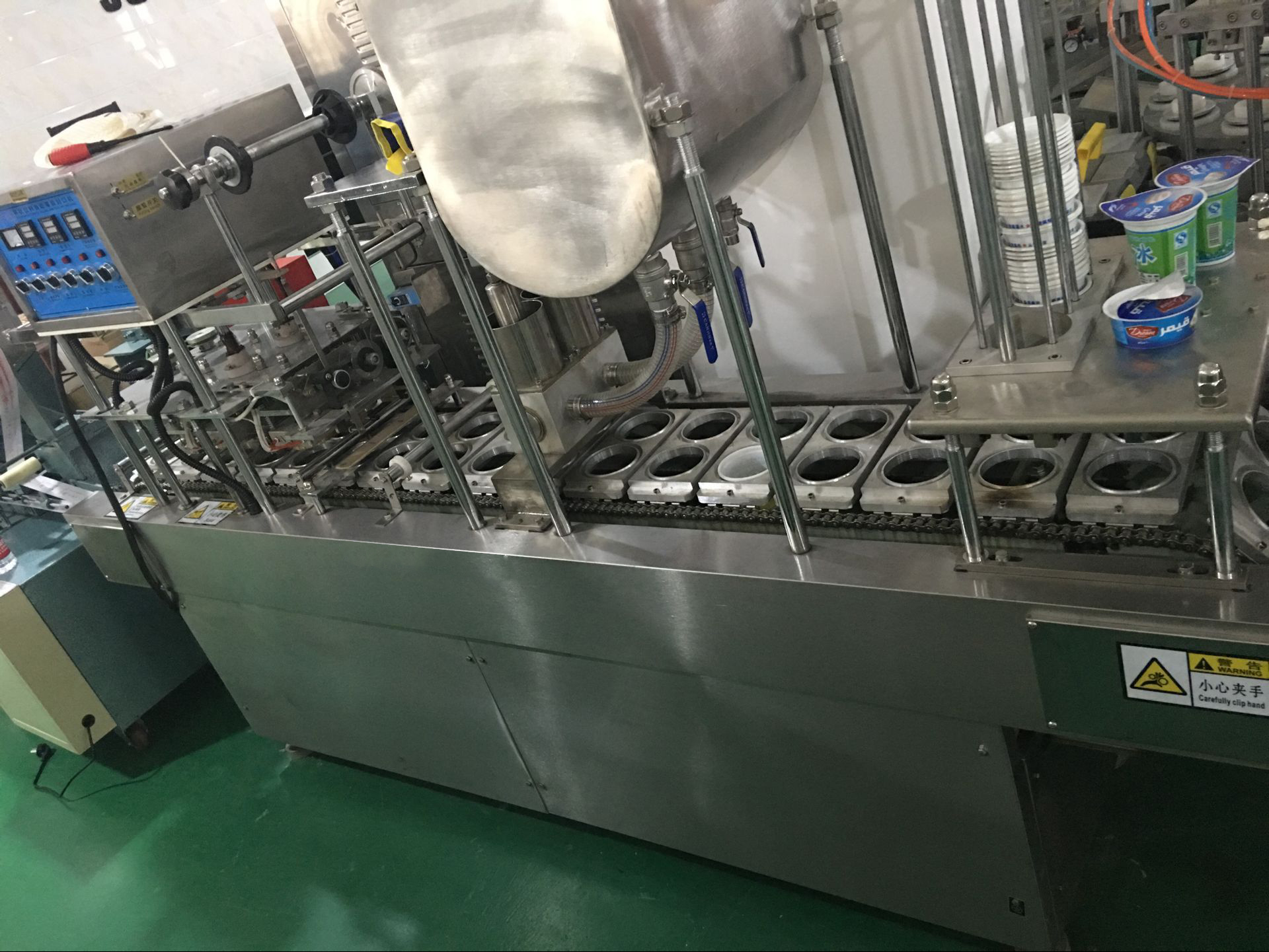 廠家直銷 火鍋醬料灌裝封口機 杯裝涼粉灌裝封口機 全自動灌裝封口設(shè)備價格